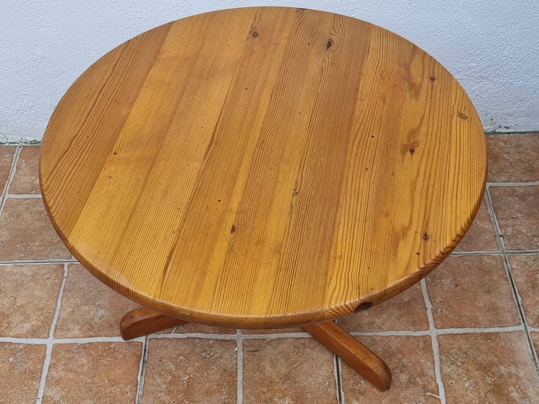 Scandinavian coffee table in solid pine with tripod legs in Swedish chalet style.