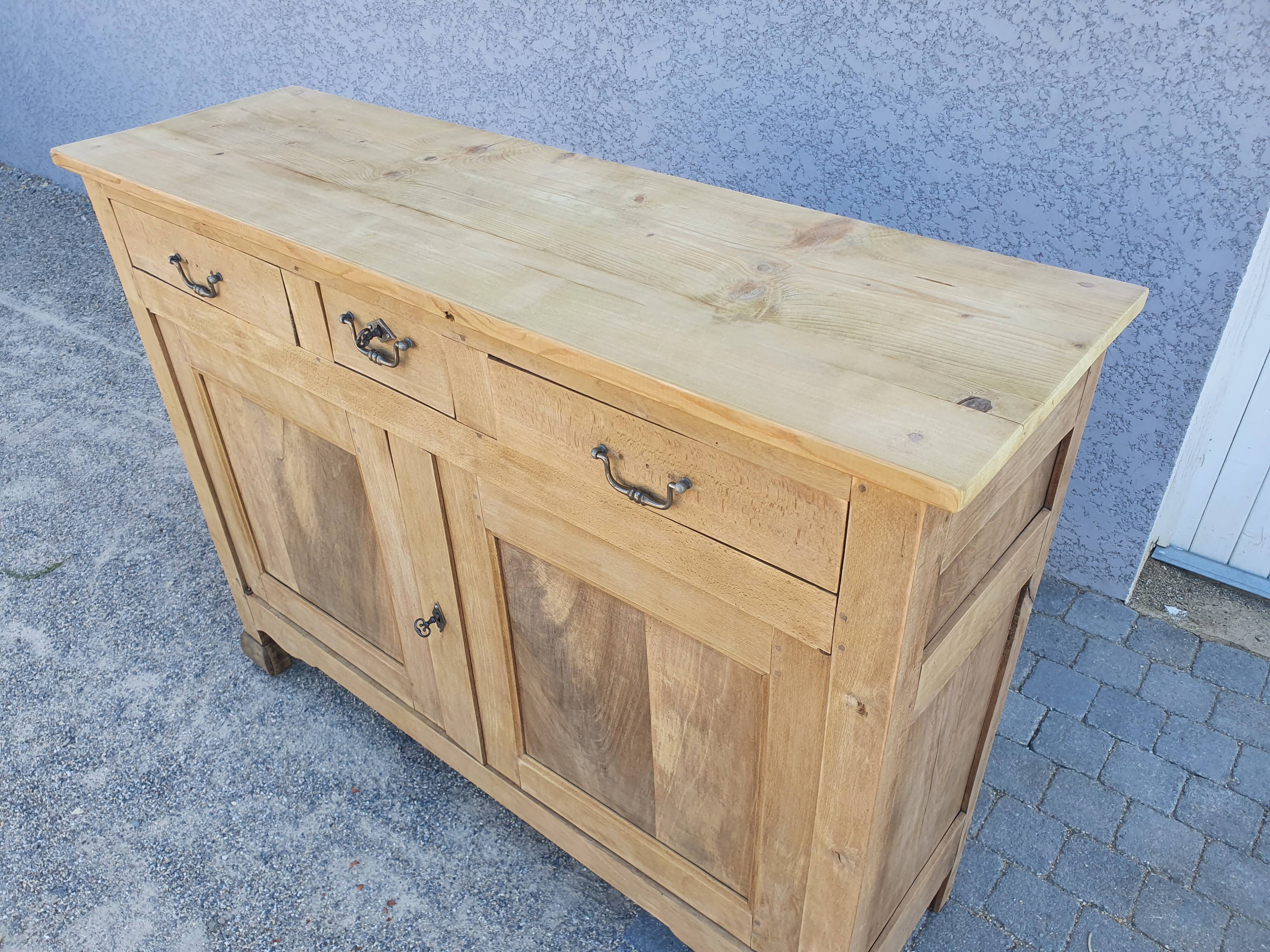 Bahut buffet furniture of old raw wood shallow