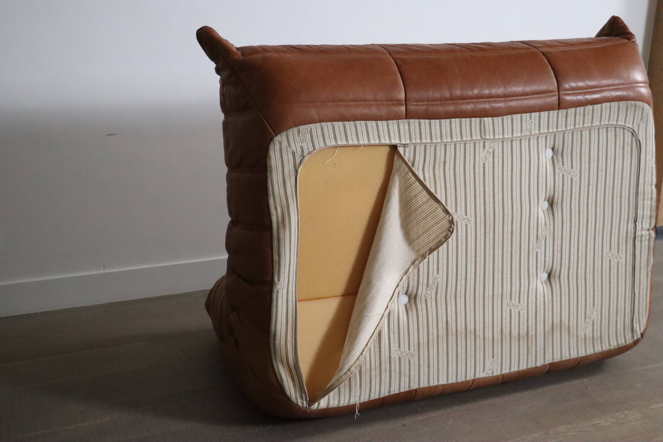 Canapé deux places Togo original Ligne Roset en cuir par Michel Ducaroy années 80