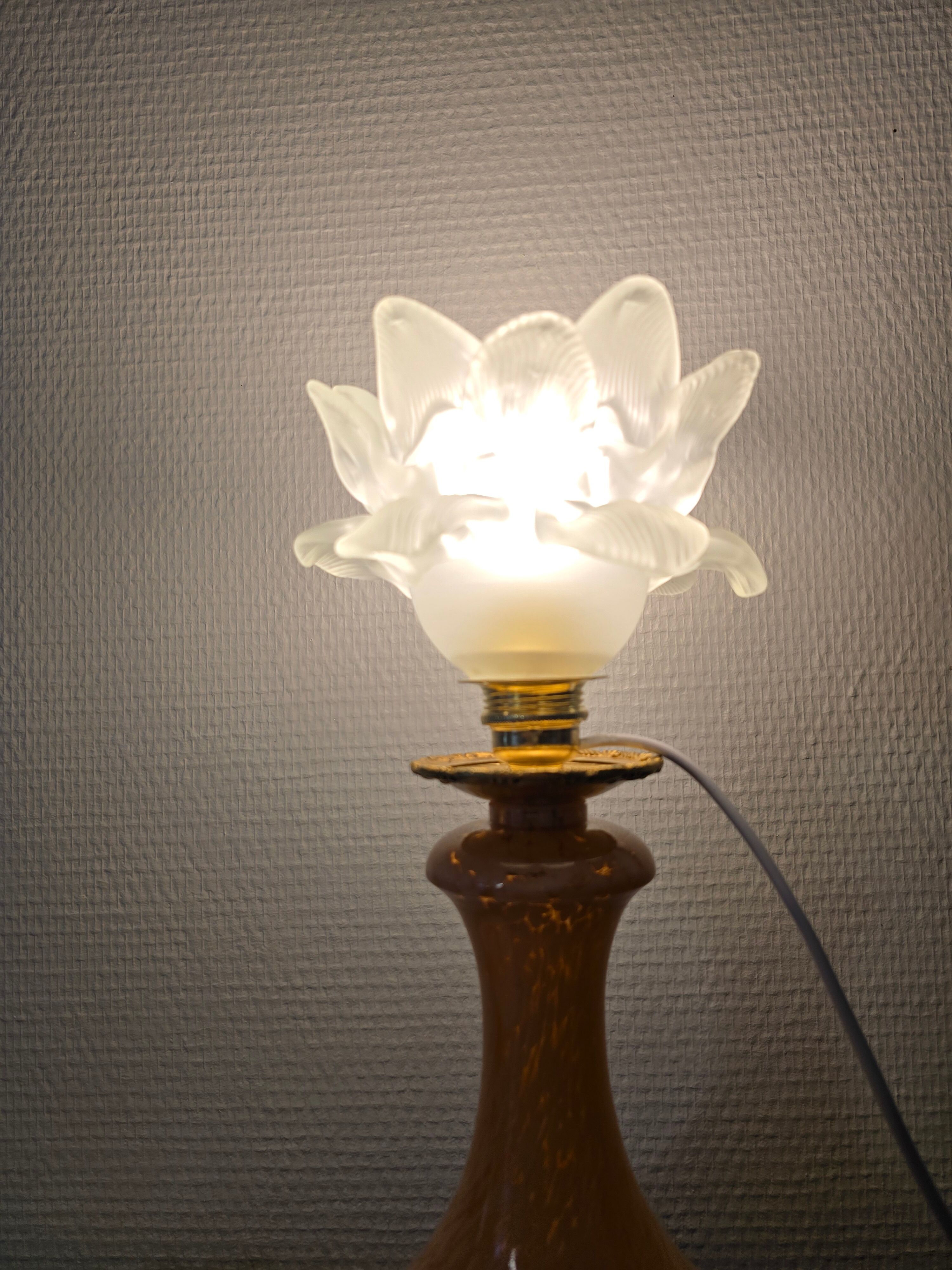 lampe de table en pâte de verre rose de Clichy, très b