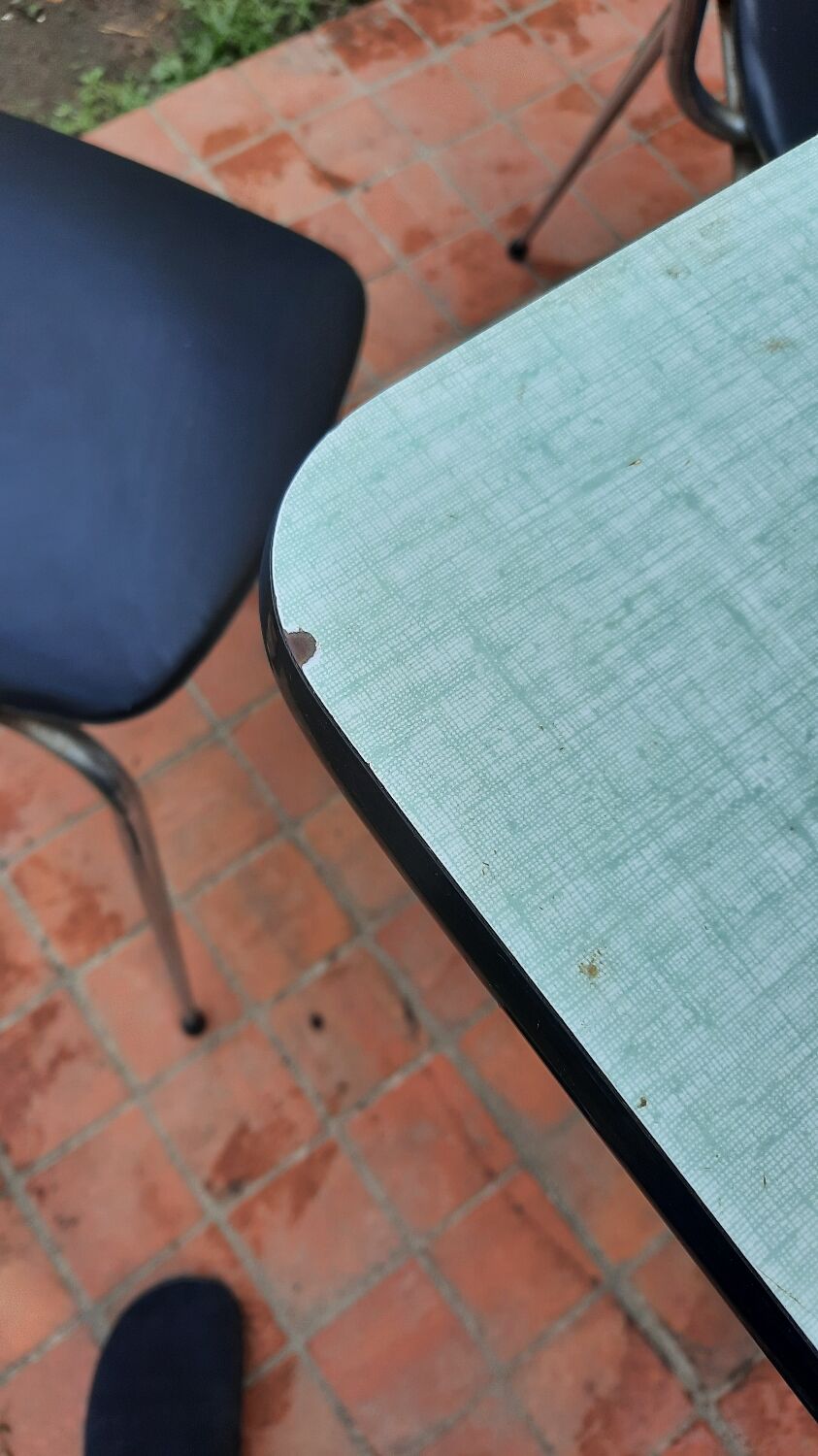 Formica kitchen table and 4 Skaï chairs