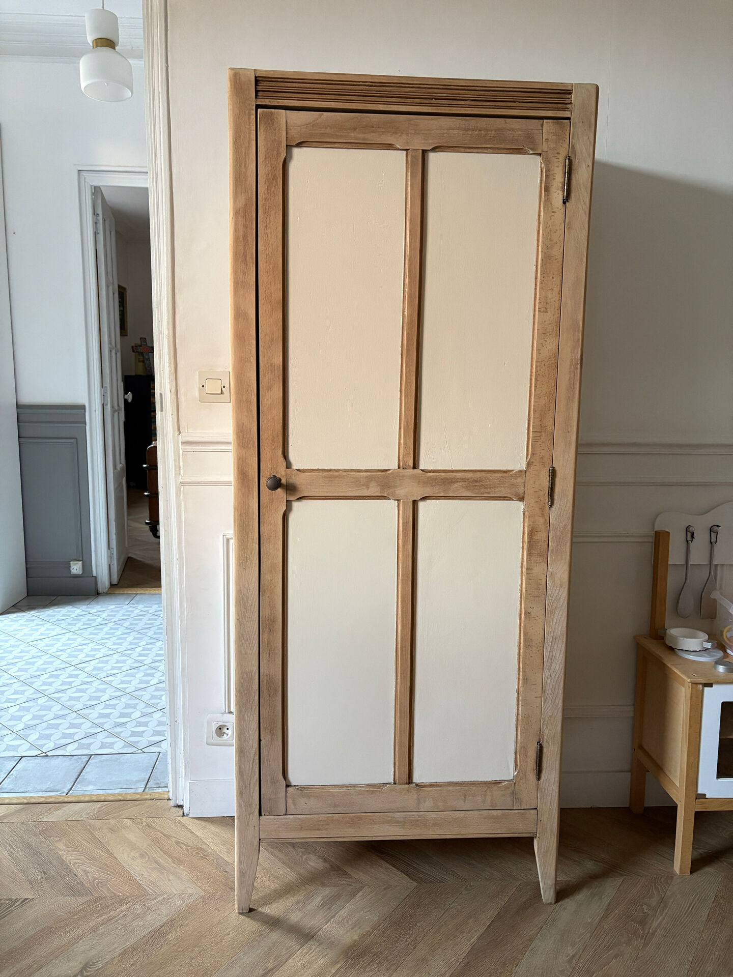 Armoire parisienne