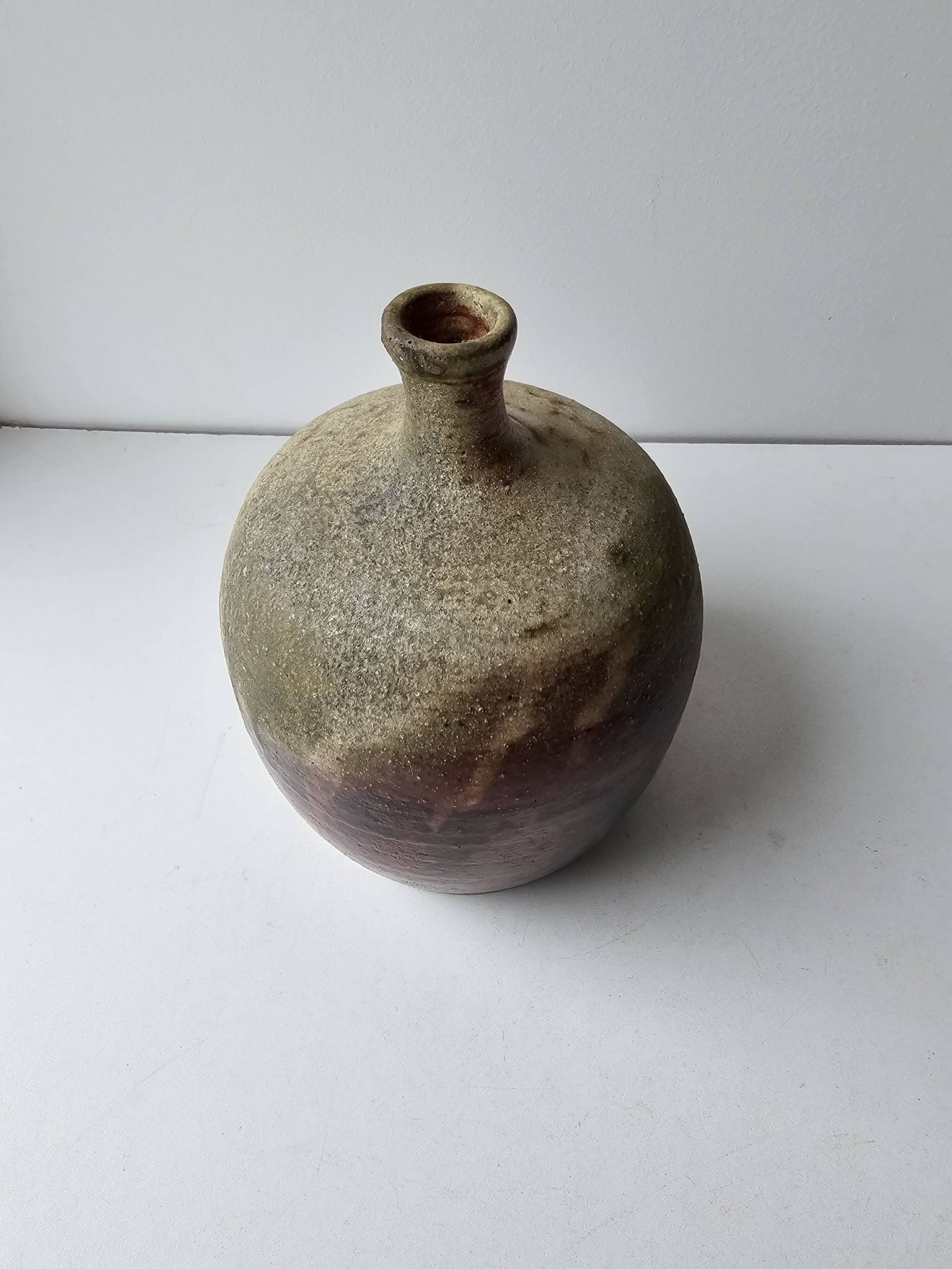 Vase boule en céramique signé Anthony Pitot
