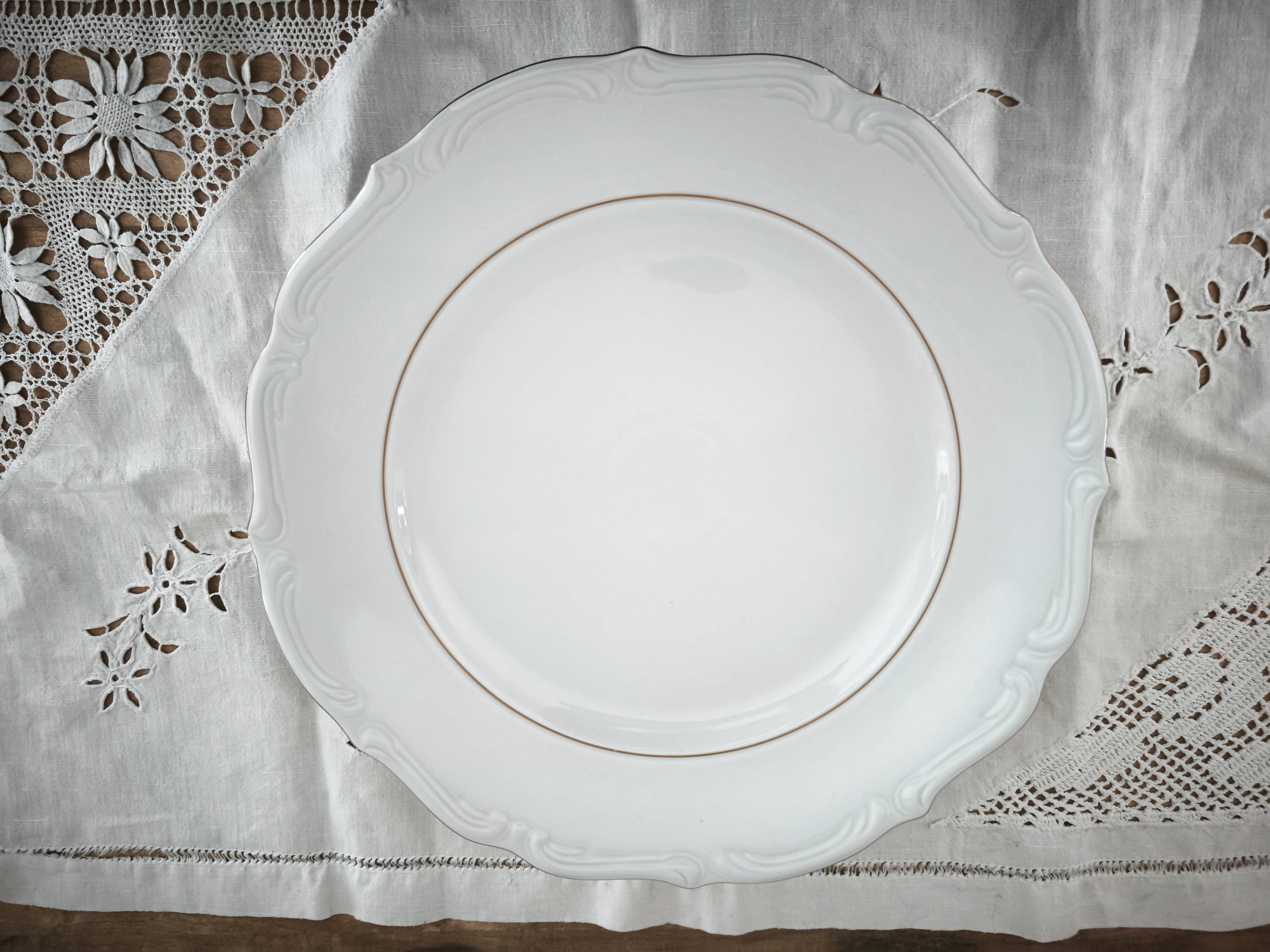 Round porcelain plate, double gold line manufacture, hand-painted.