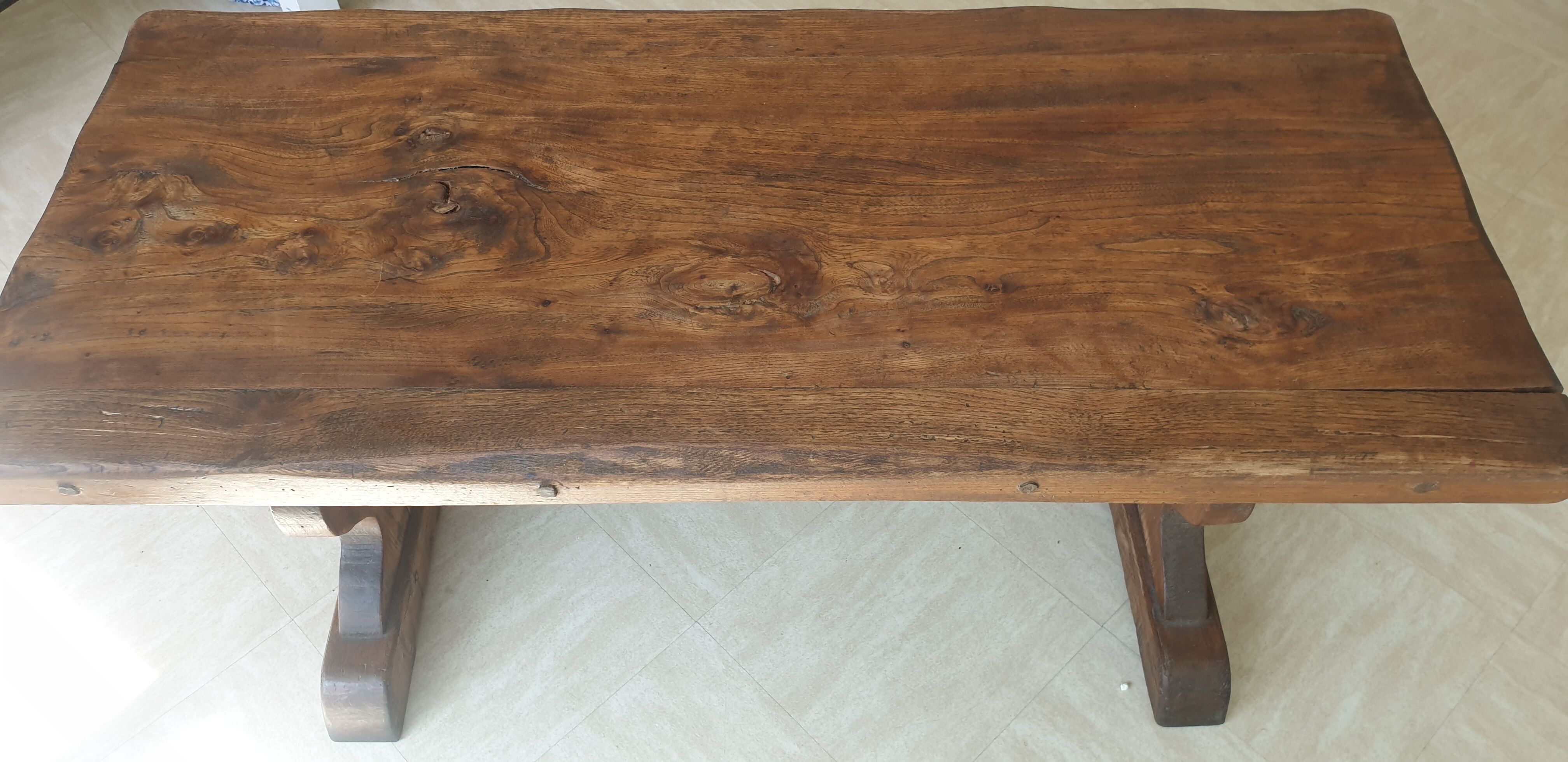Table basse de monastère