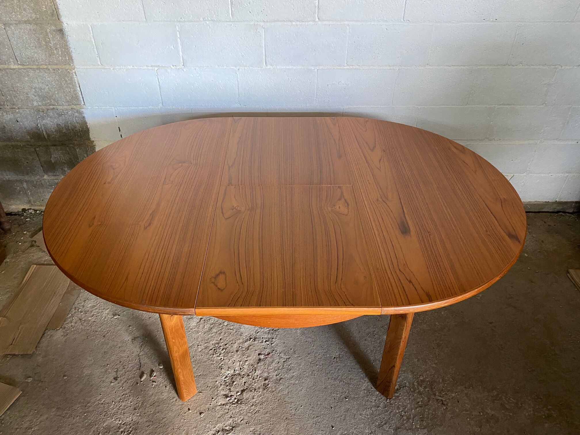 Scandinavian extendable table in teak