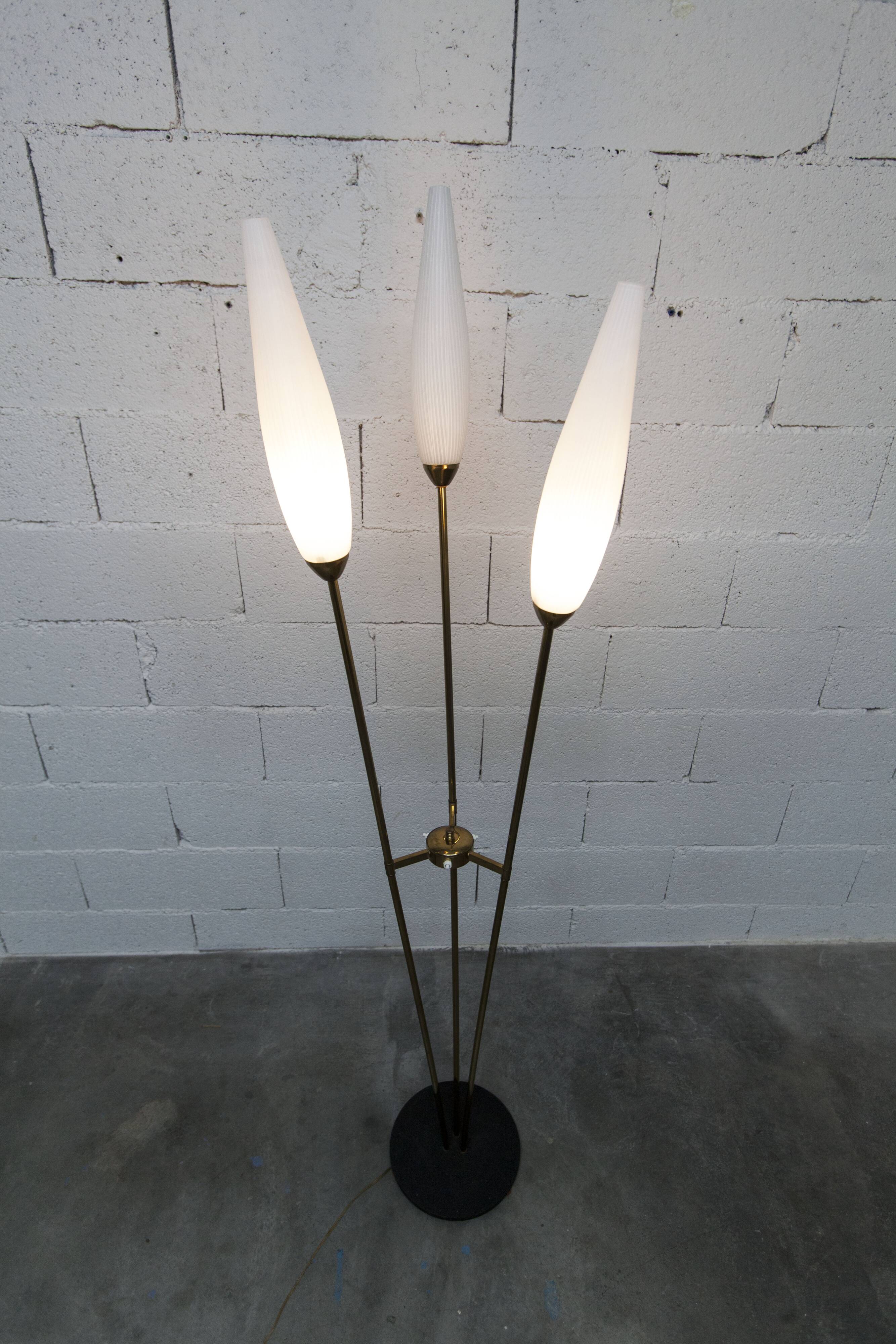Lampadaire à 3 branches de 1960 laiton doré, fonte et opalines
