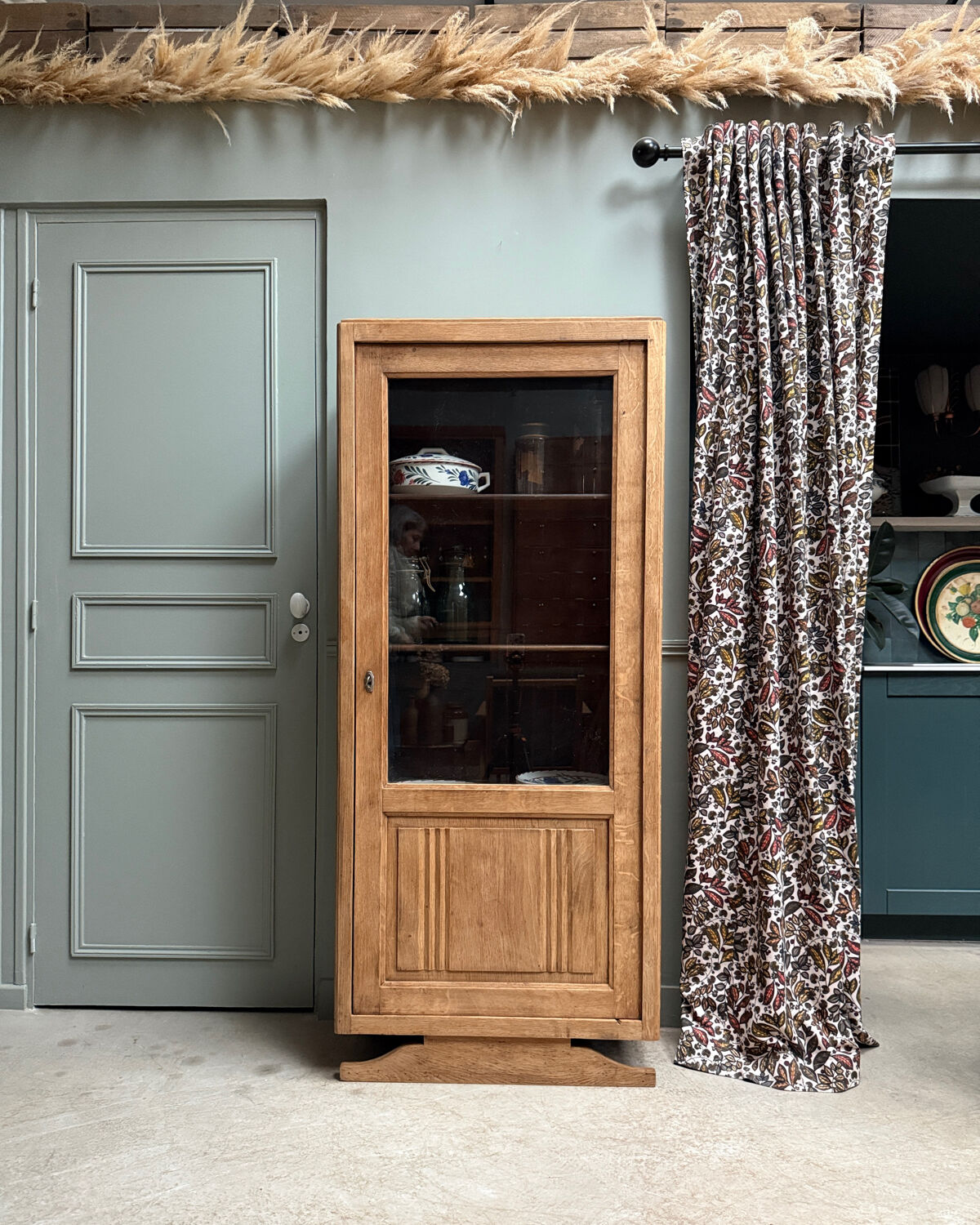 Small Parisian Art Deco showcase