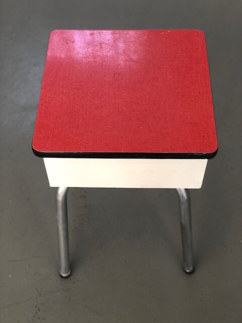 Tabouret coffre formica rouge