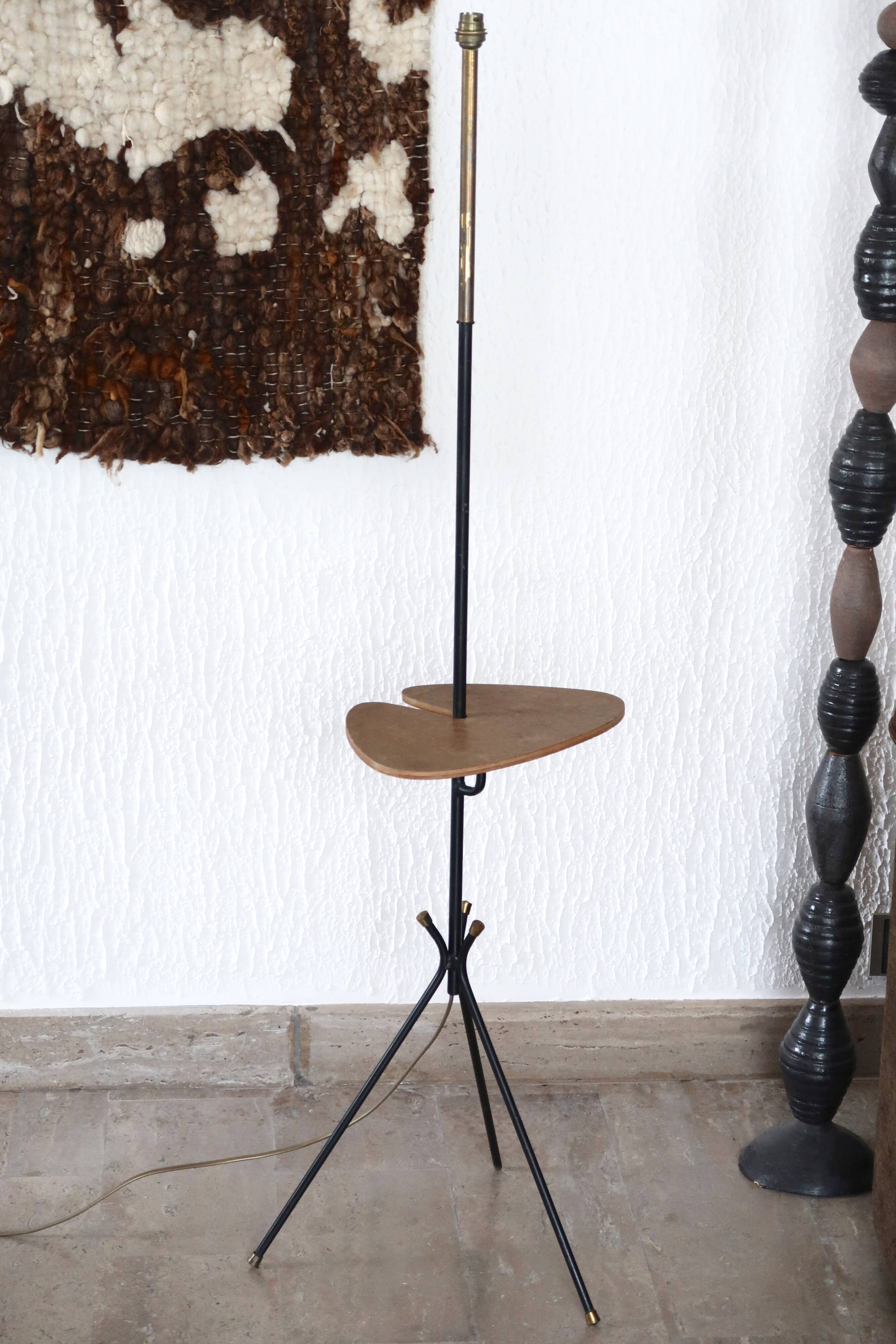 Tripod floor lamp with wooden "pallet" shelf, 50s