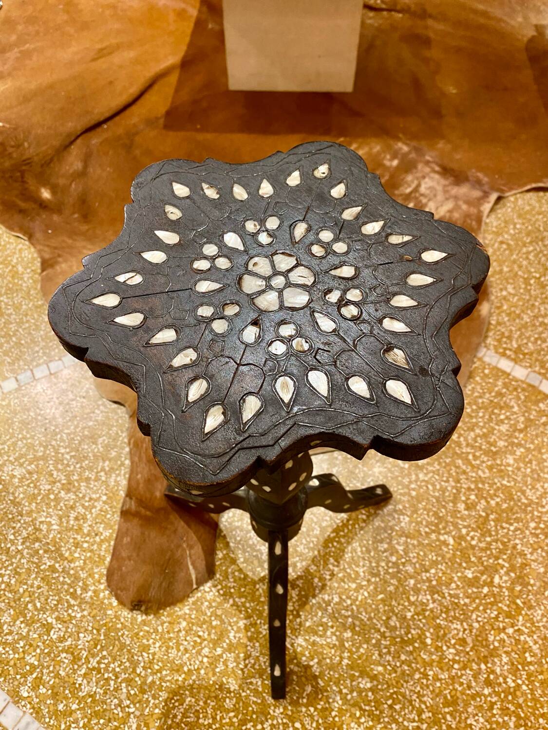 Syrian mother-of-pearl side table / side table