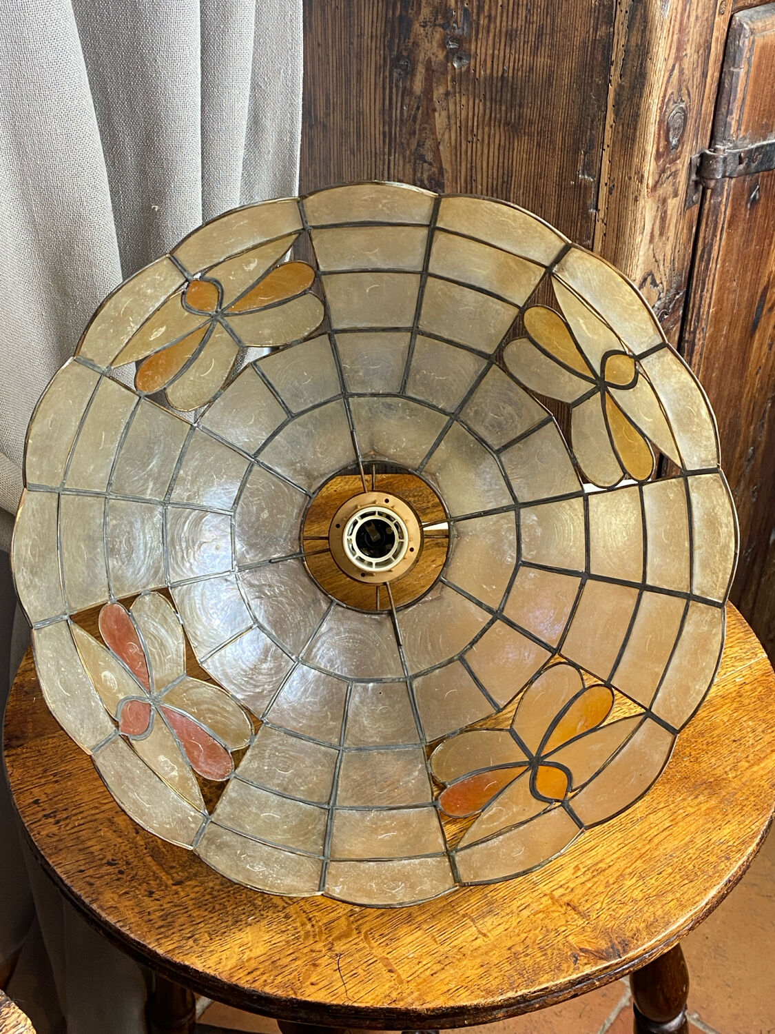 Mother-of-pearl and brass pendant with floral decoration.