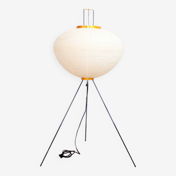 AKARI 10A floor lamp by Isamu Noguchi