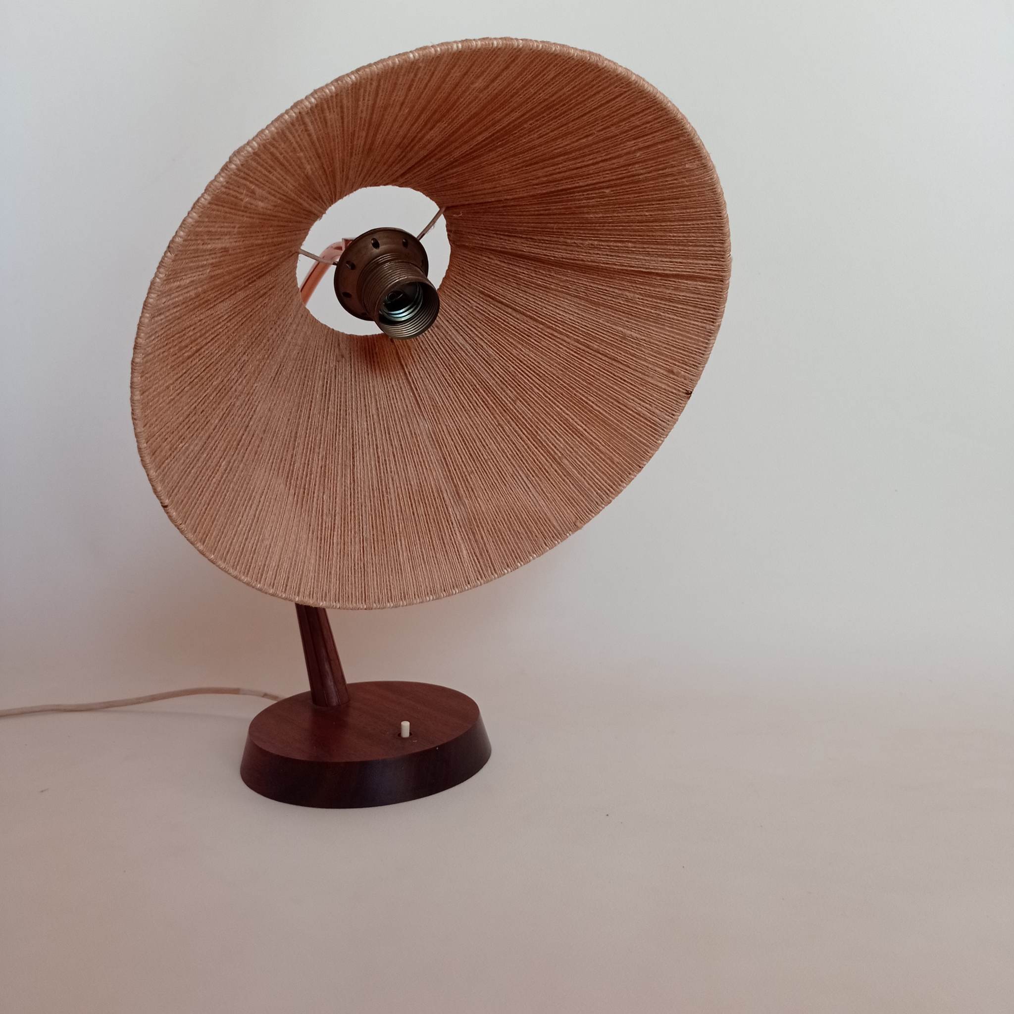 Lampe de table Temde produite dans les années 60 en Suisse.