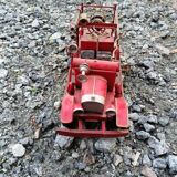 Camion de pompier américain de 1930 en acier tole avev tous ses accessoires lance à eau,