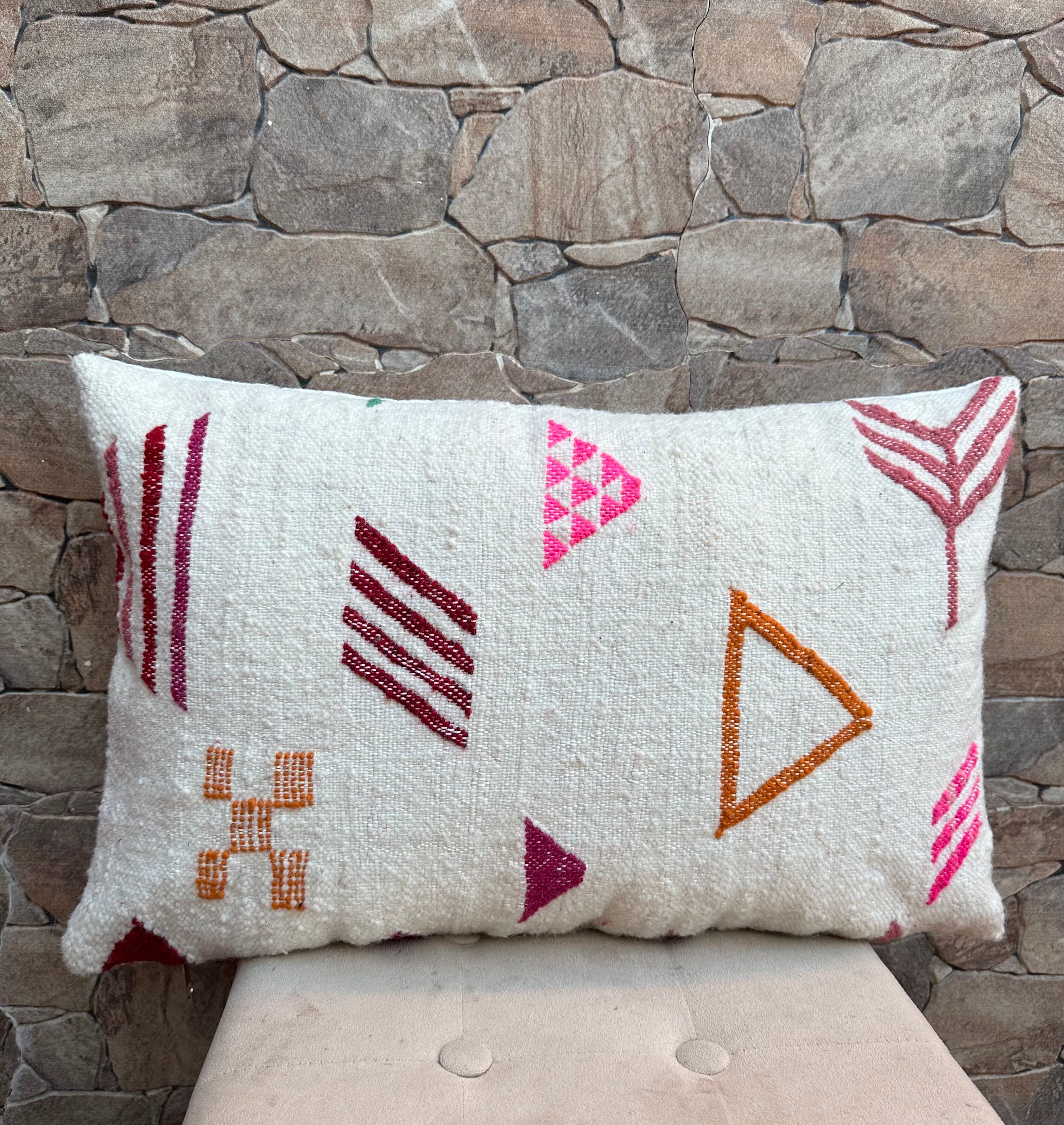 Handmade cushion cover in Berber wool: Moroccan Kilim cushion.