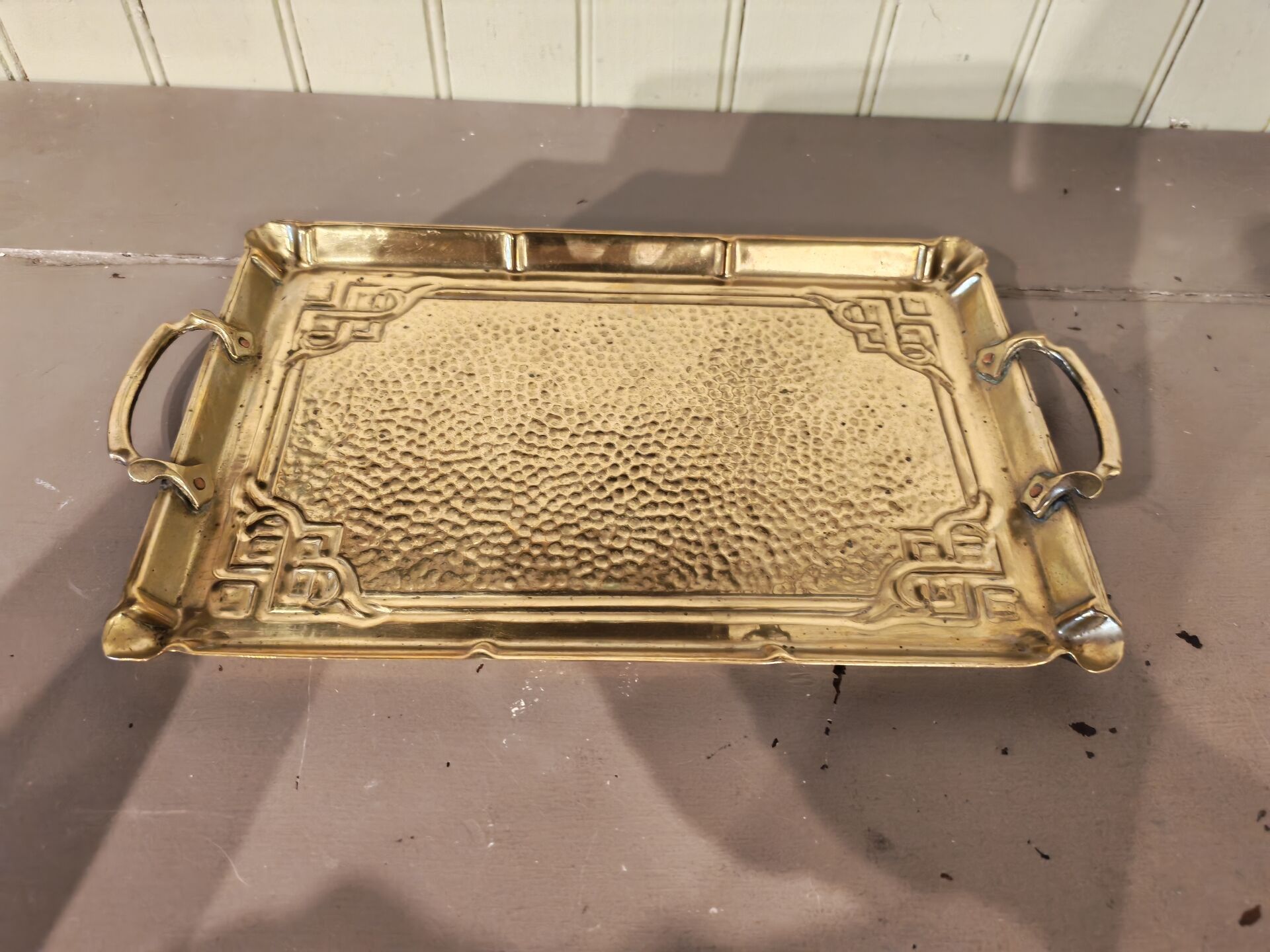 Plateau art nouveau en laiton martelé