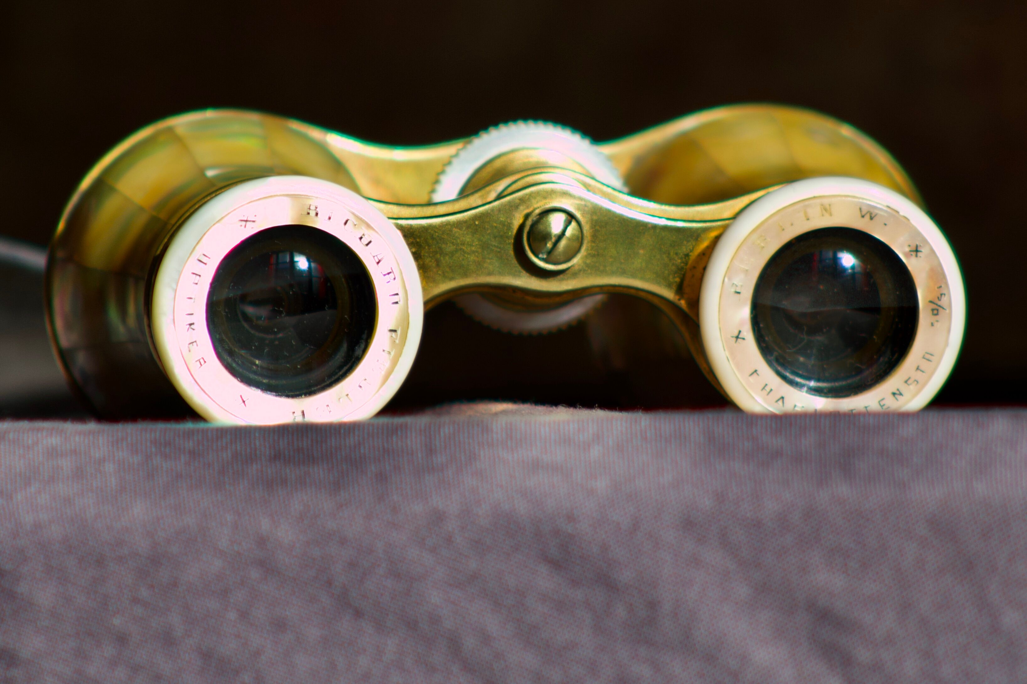 Twins Theatre / Napoleon model opera glasses in Mother-of-pearl and Golden Brass - Authentic