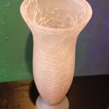 Vase in cracked glass paste, pink color. conical shape on pedestal.