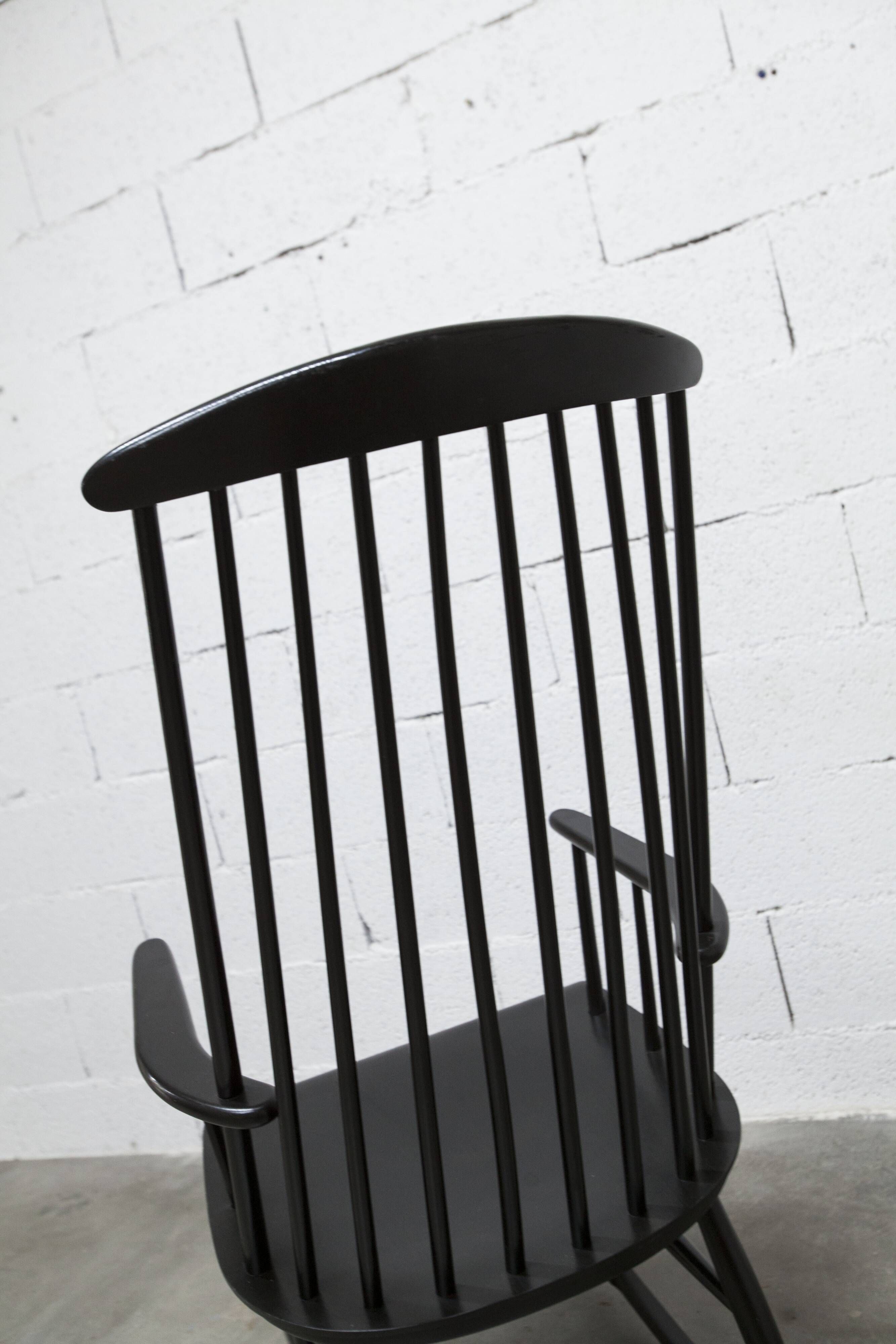 Scandinavian style rocking chair Tapiovaara 1960 in very good condition.