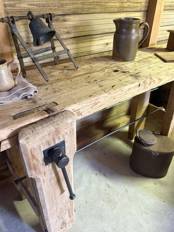 Établi ancien en bois massif avec étau – Authenticité & charme d’atelier