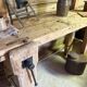 Établi ancien en bois massif avec étau – Authenticité & charme d’atelier
