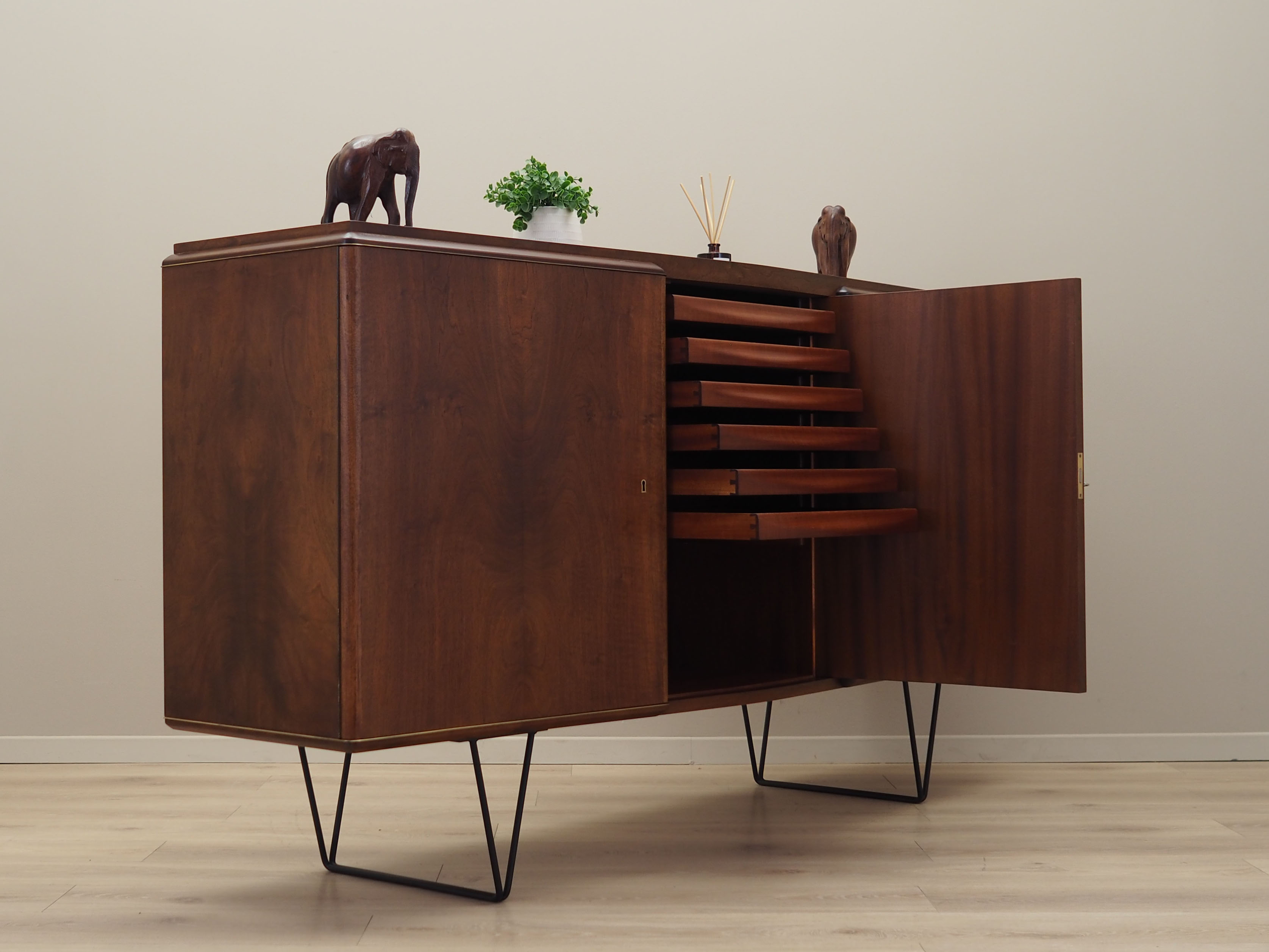 Enfilade en noyer, design danois, années 1960, Danemark