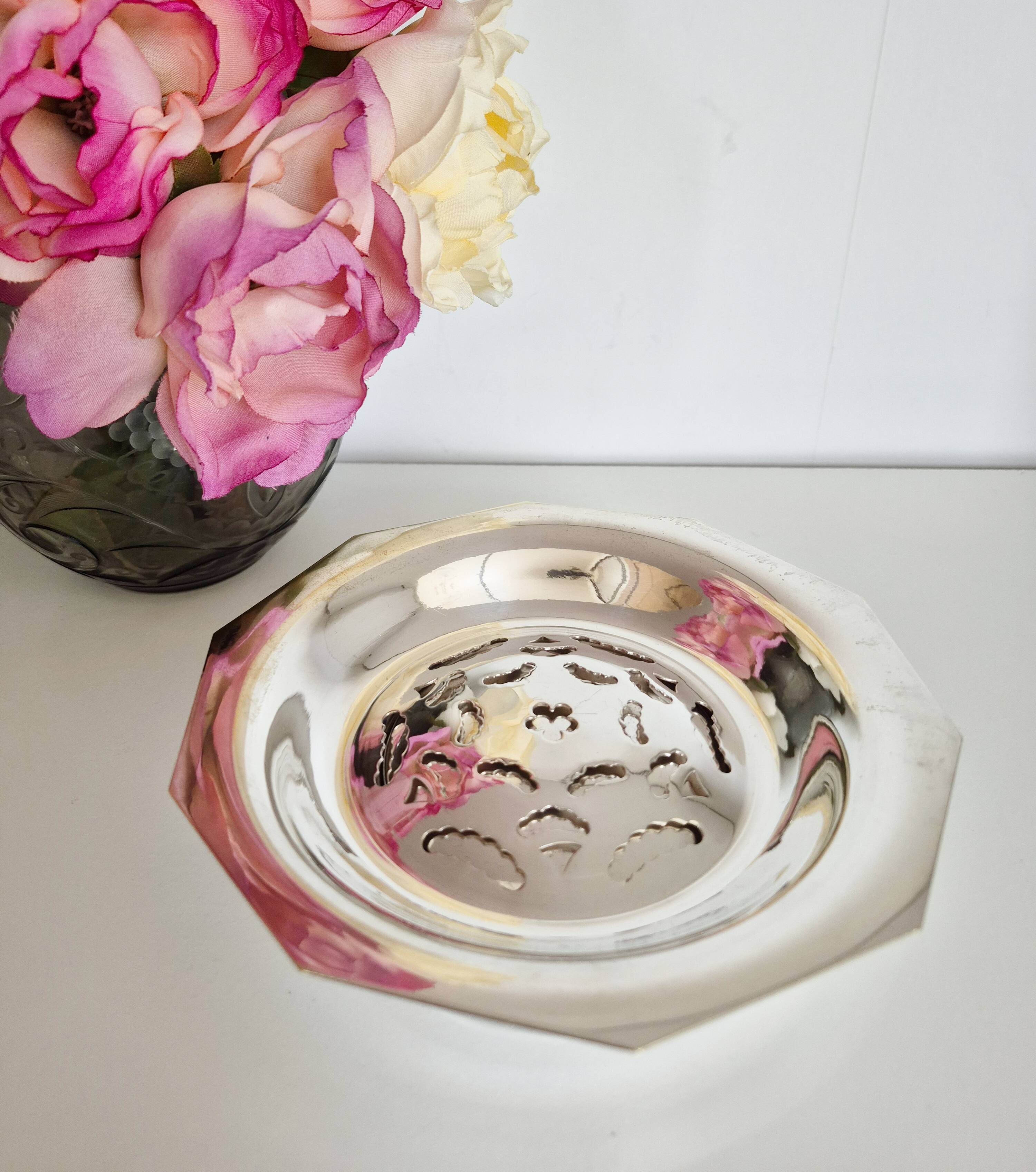 Antique butter dish in the Coquillor style, made of silver-plated metal.