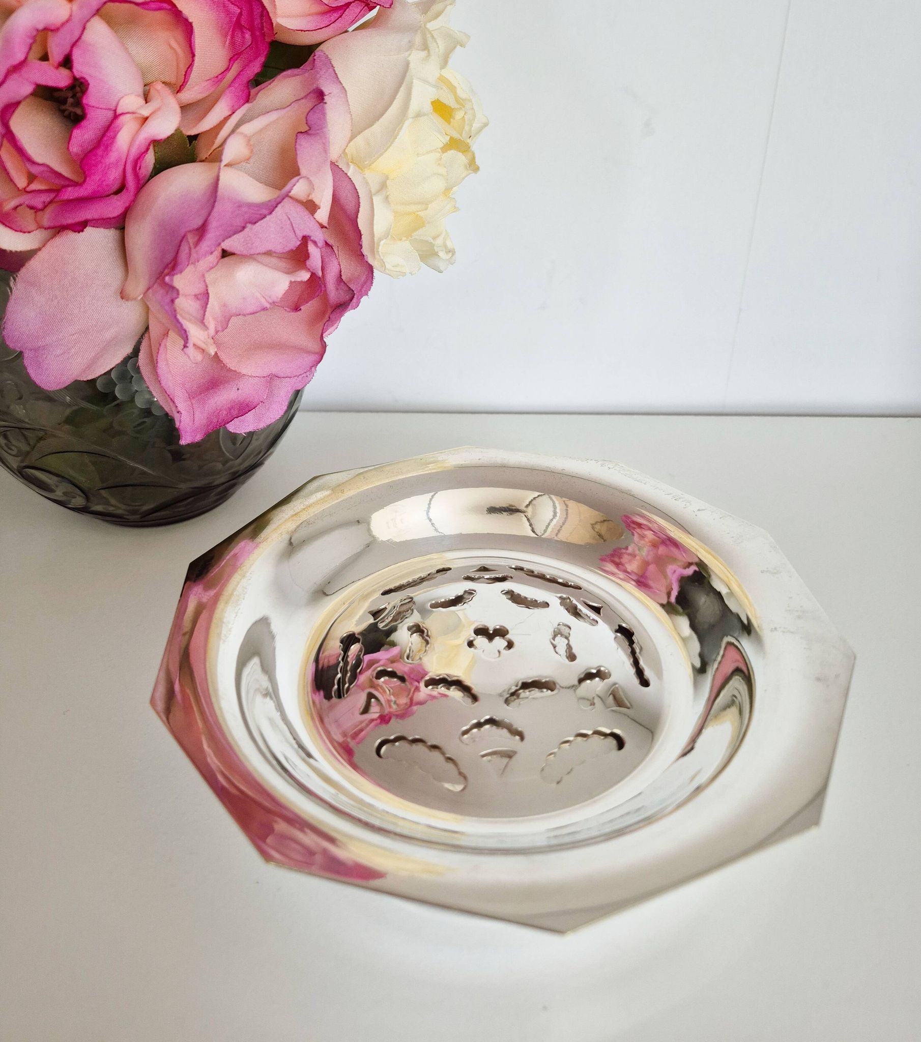 Antique butter dish in the Coquillor style, made of silver-plated metal.