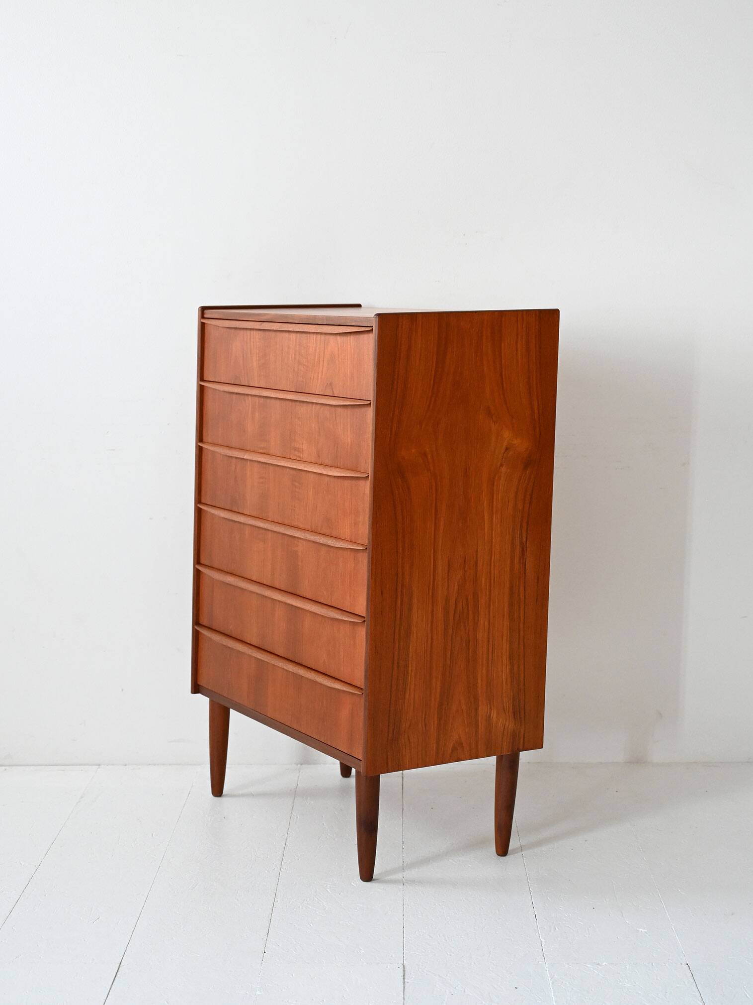 Commode scandinave vintage avec poignées sculptées
