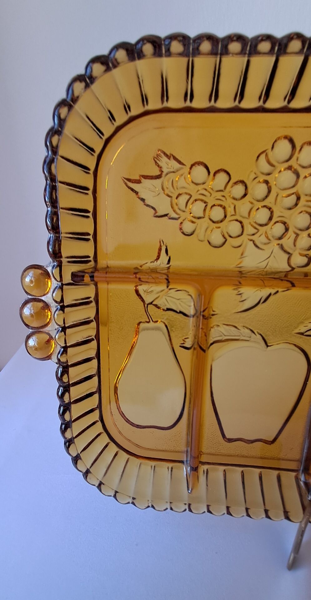 Plateau à compartiments. Verre ambré.  Années 70