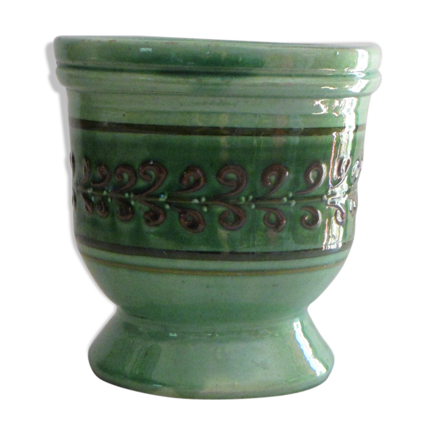 Cache enamelled terracotta pot