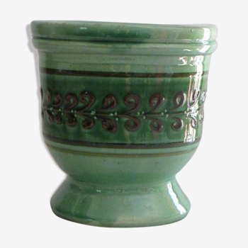 Cache enamelled terracotta pot