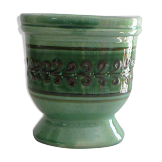 Cache enamelled terracotta pot