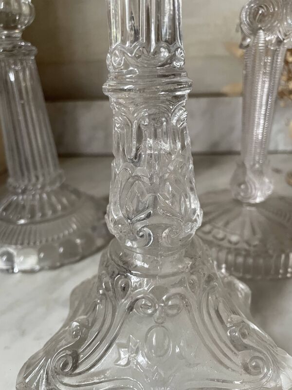 Lot d’anciens bougeoirs en verre