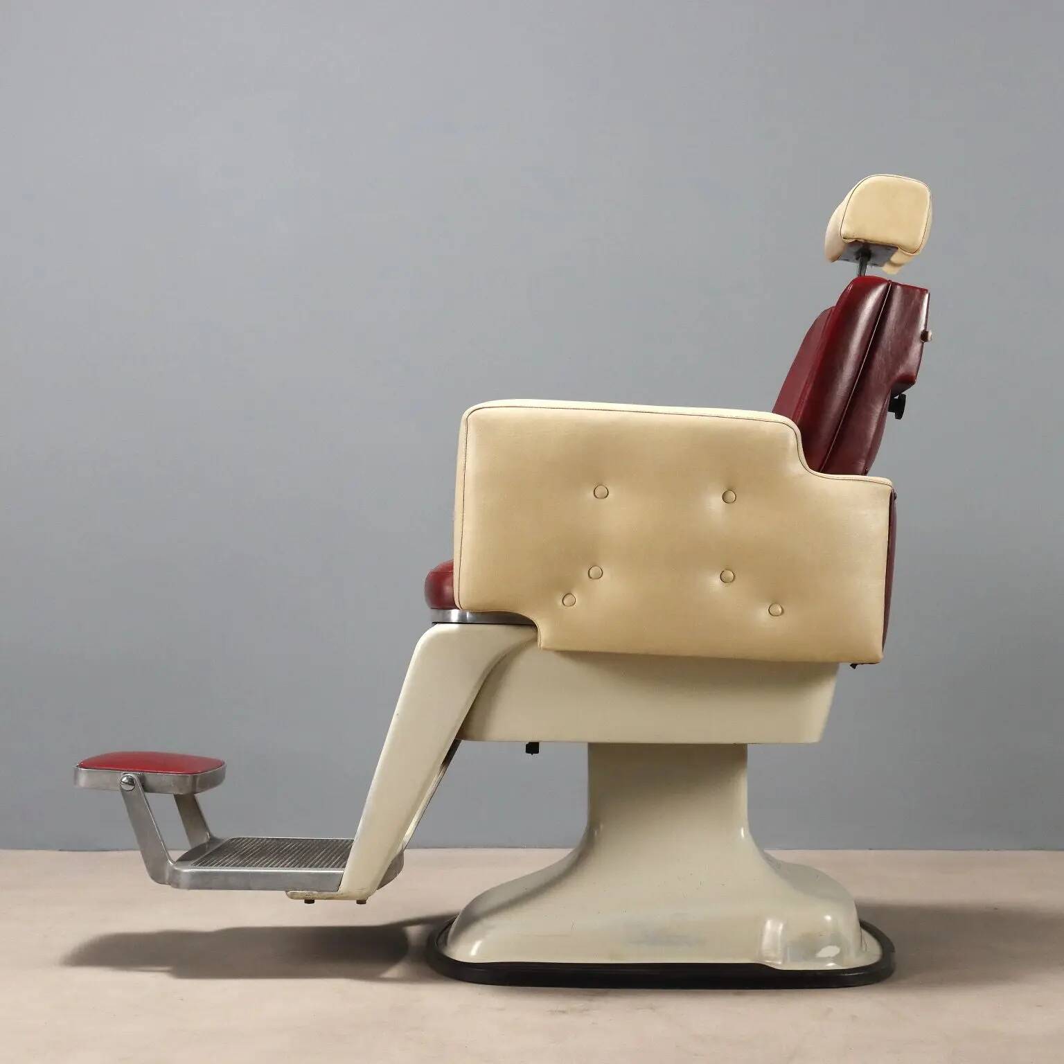 Fauteuil de barbier vintage en métal émaillé et similicuir design années 1960