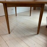 Table scandinave