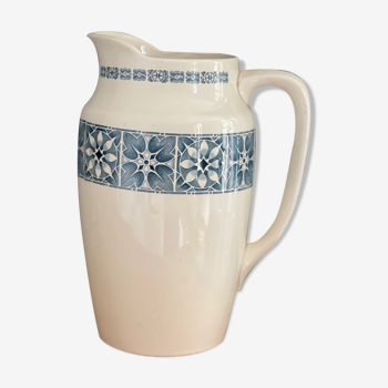 Old broc pitcher of toilet longchamp iron earth