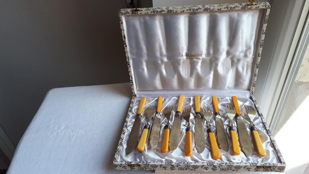 Fish cutlery in a box