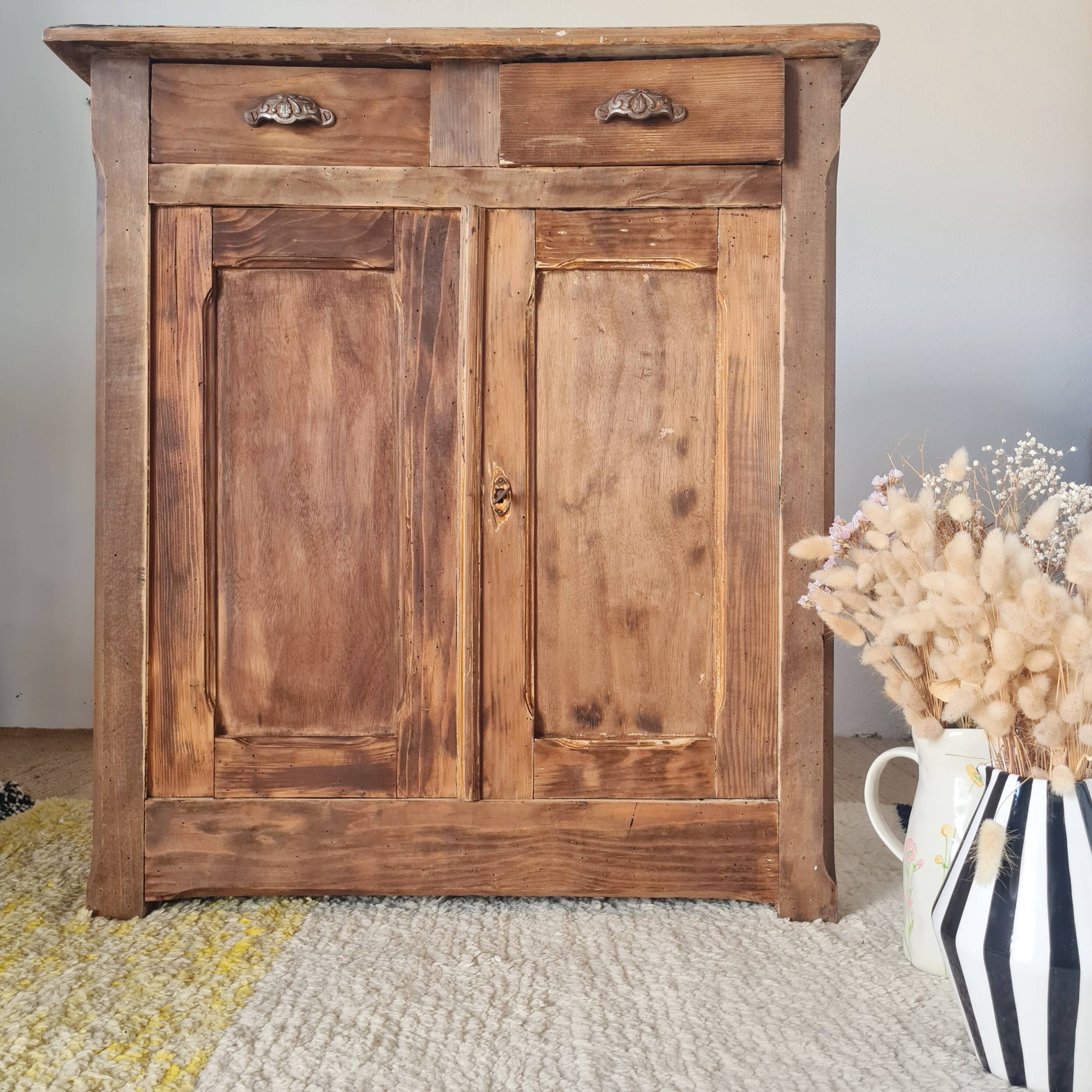 Buffet parisien bas ancien en bois patiné - intérieur fleuri