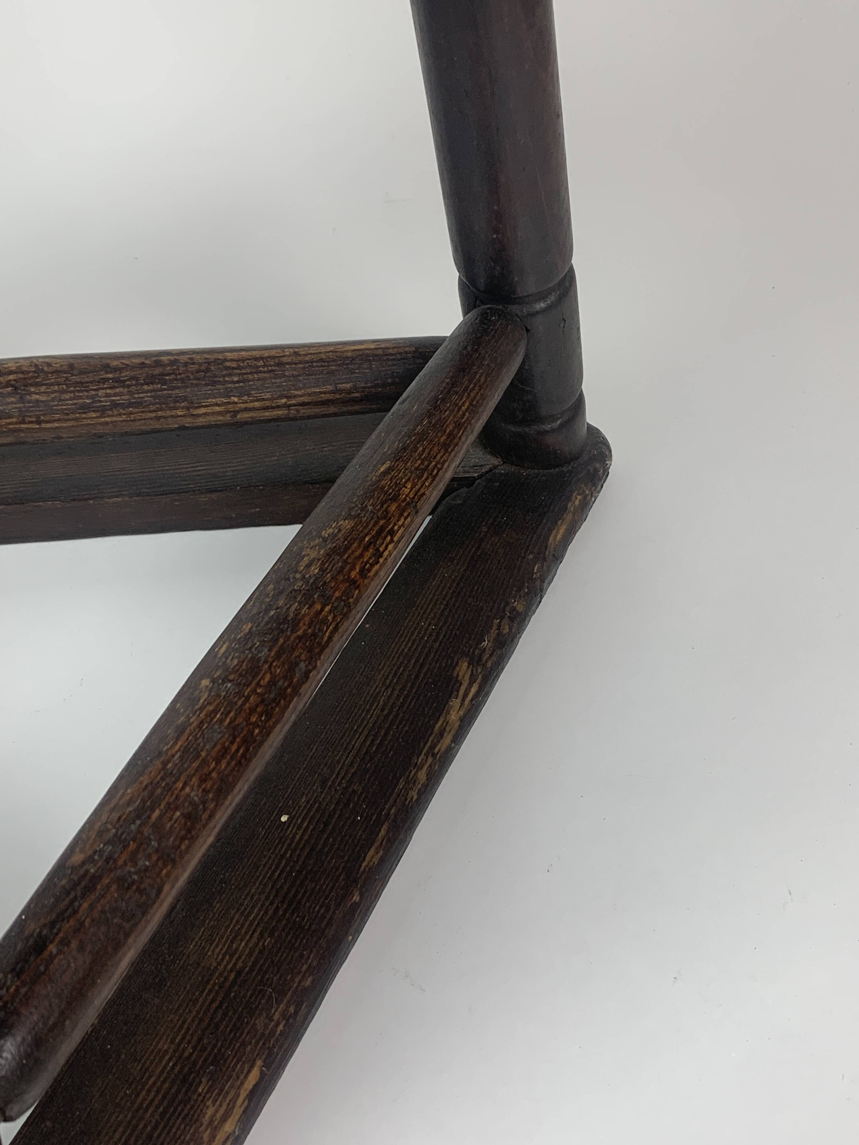 Tabouret tripode en bois ancien pour couteliers, bijoutiers et ouvriers