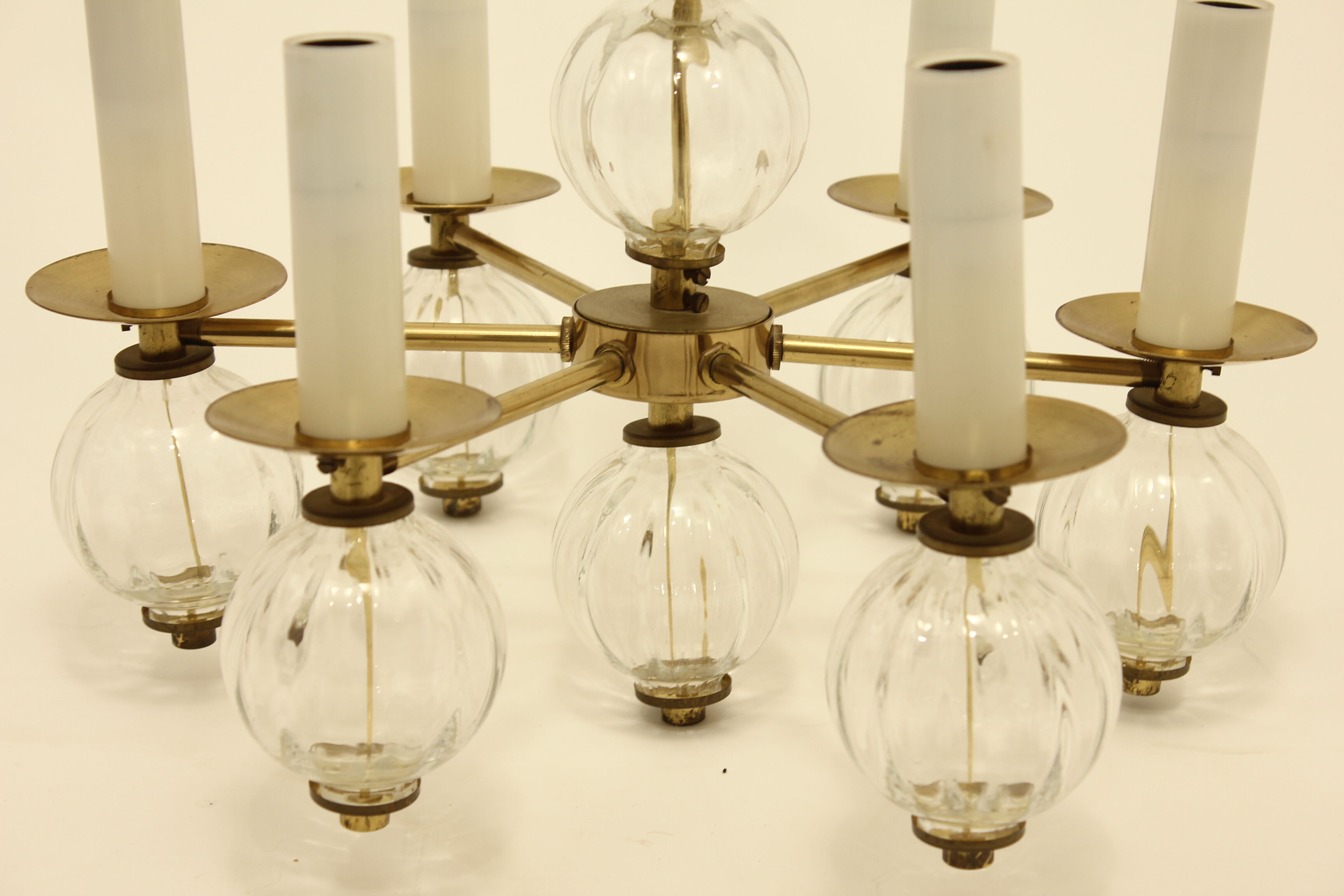 Lustre en laiton avec des ampoules en verre