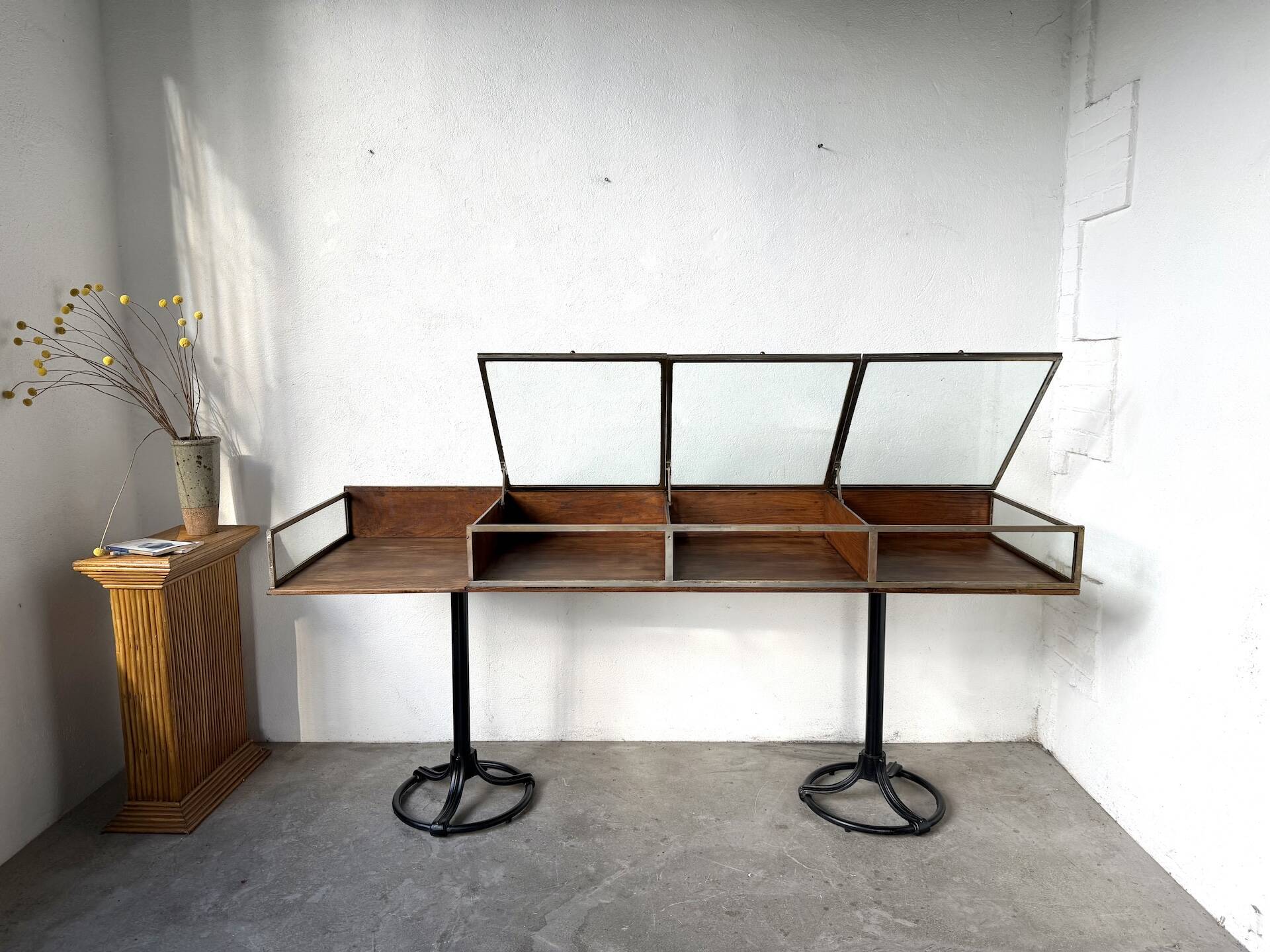 Oak and brass-mounted display cabinet on legs – Circa 1950
