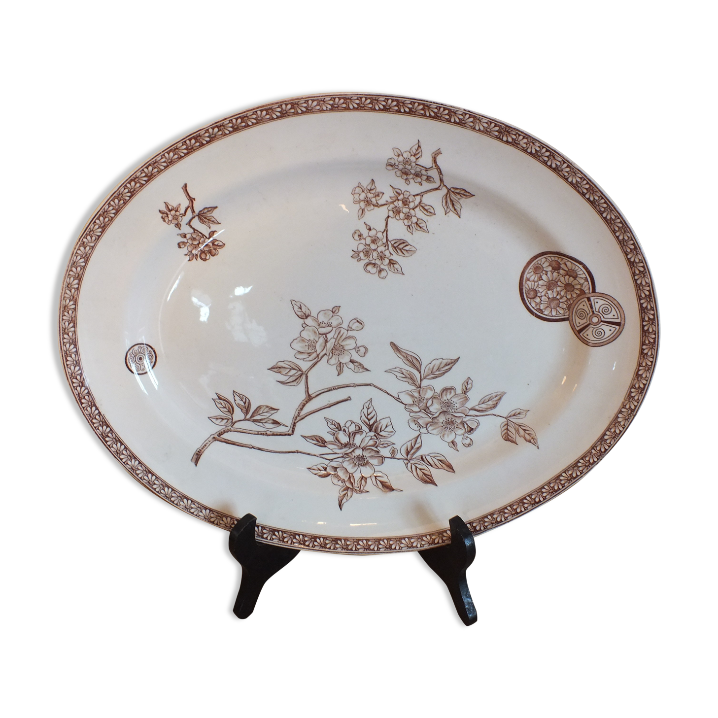 Old dish in Iron Land - Marguerite décor