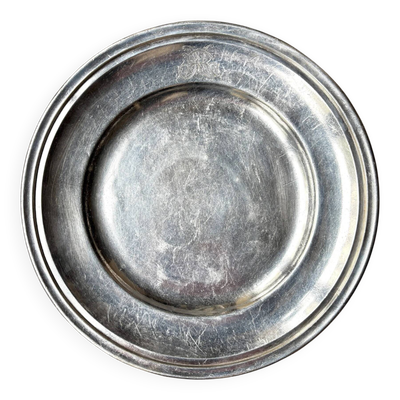 Plat rond en métal argenté monogrammé ''MR