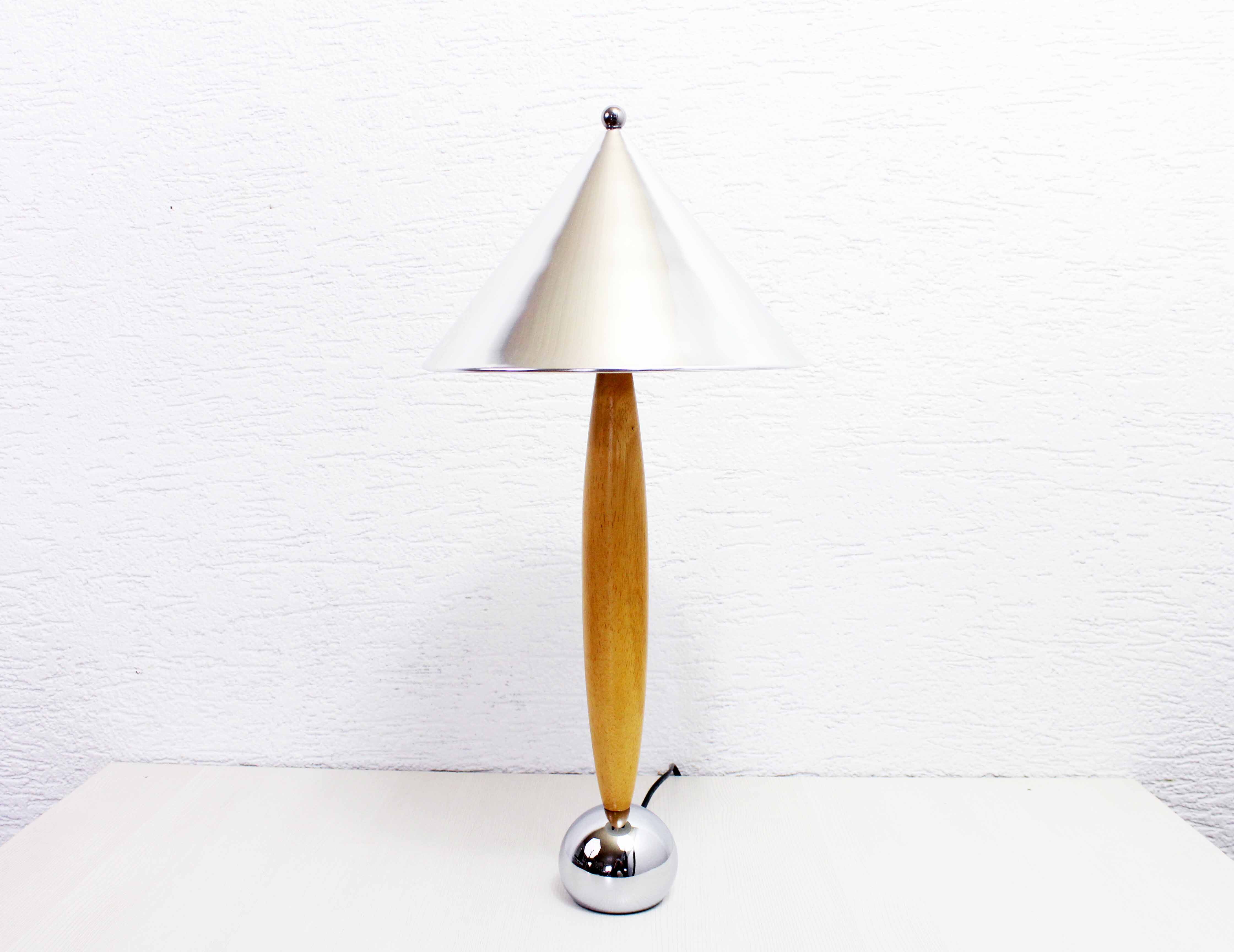 Lampe de table en hêtre et métal chromé