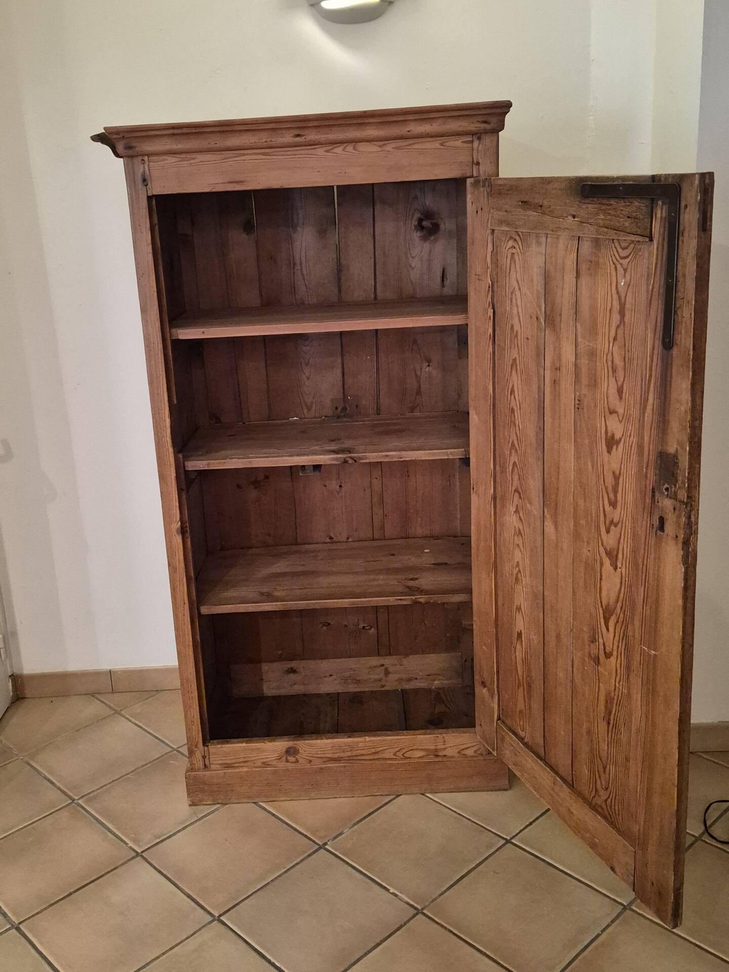 Antique bonnetière