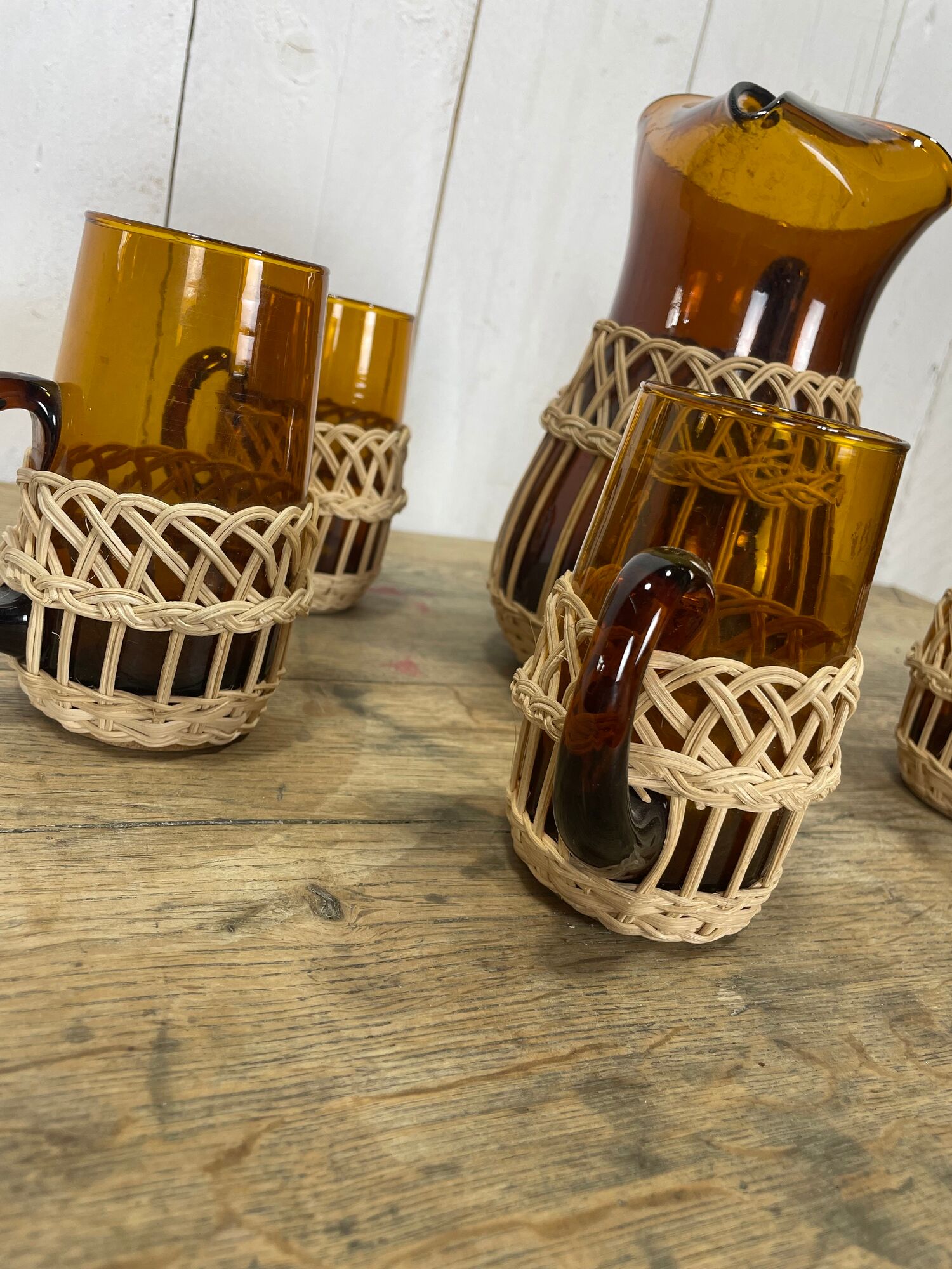 Carafe and glasses in amber glass and rattan