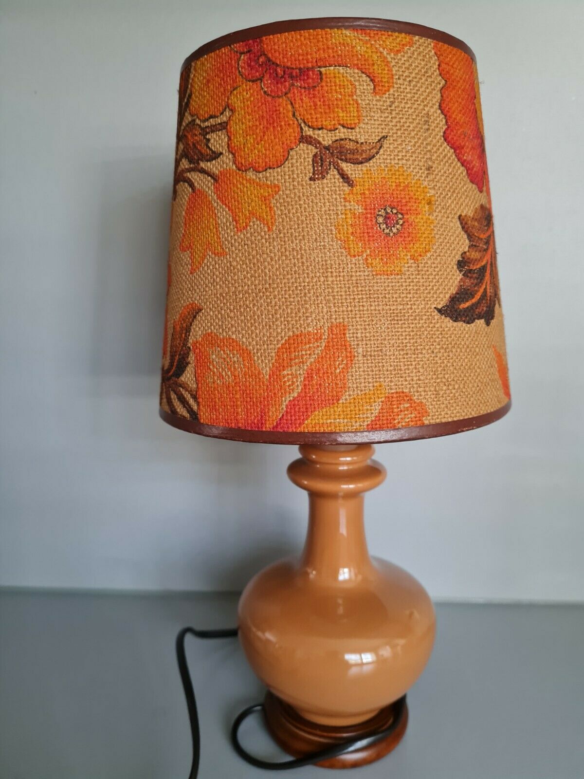 Lampe à poser vintage couleur caramel avec son abat-jour fleuri