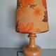 Lampe à poser vintage couleur caramel avec son abat-jour fleuri